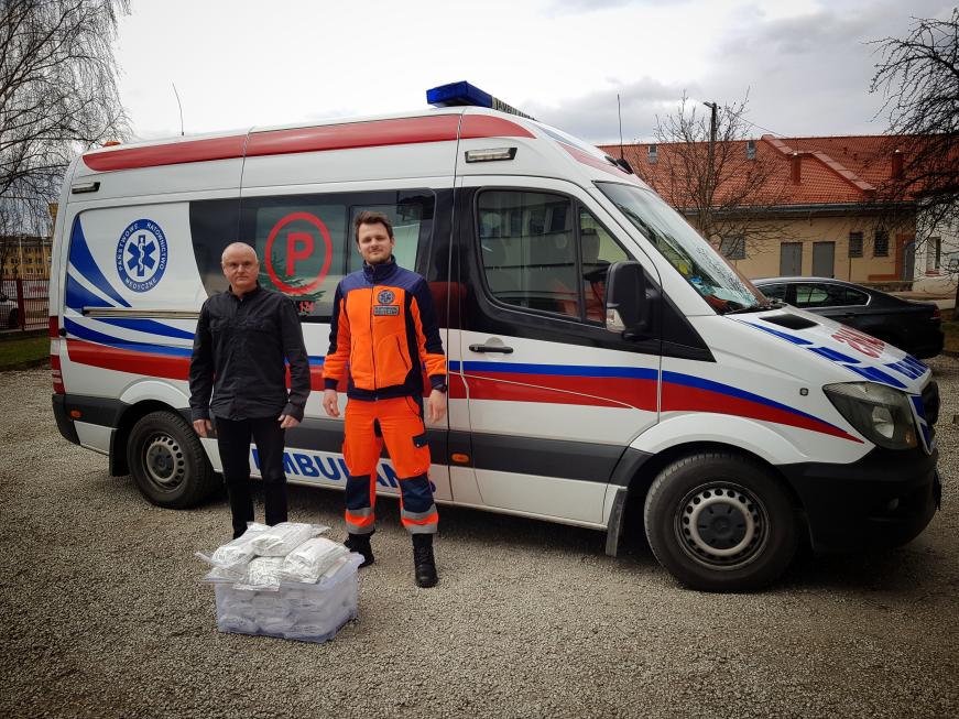 Przekazanie masek dla legionowskiego pogotowia