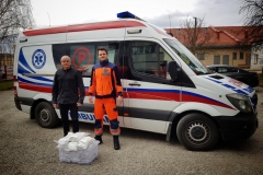 Przekazanie masek dla legionowskiego pogotowia